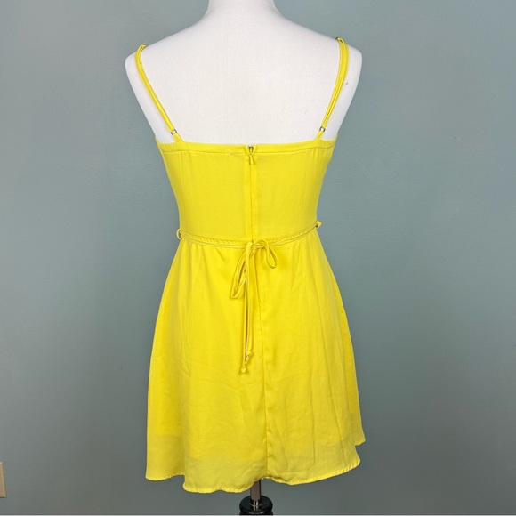 Flattering Yellow Dress - Picture 5 of 8